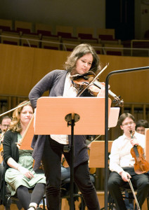 Patricia Kopatchinskaja en répétition (© Emilie Dubrul)